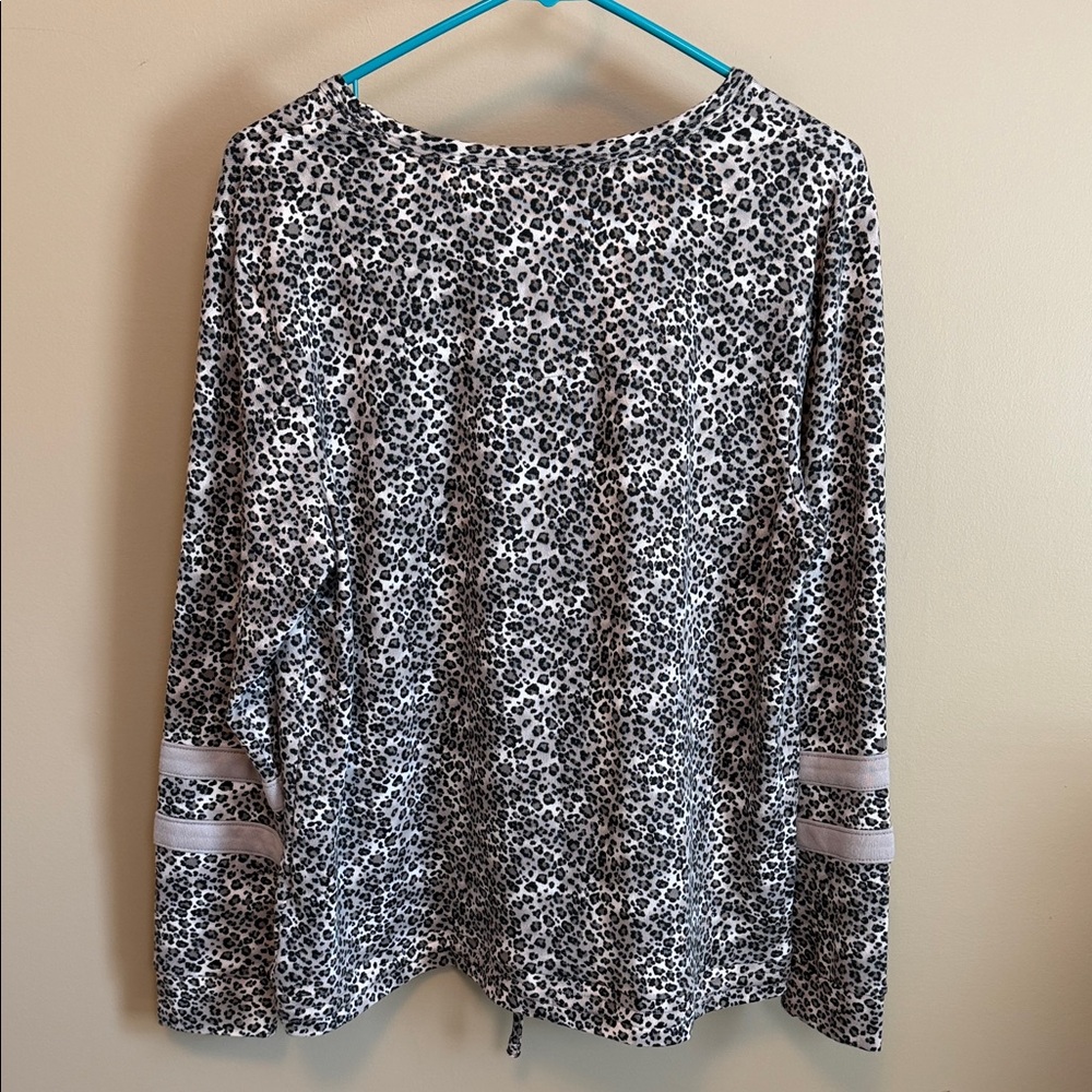 KENSIE Size Medium Black & Gray Leopard-Print Long Sleeve Drawstring Top - Picture 5 of 7